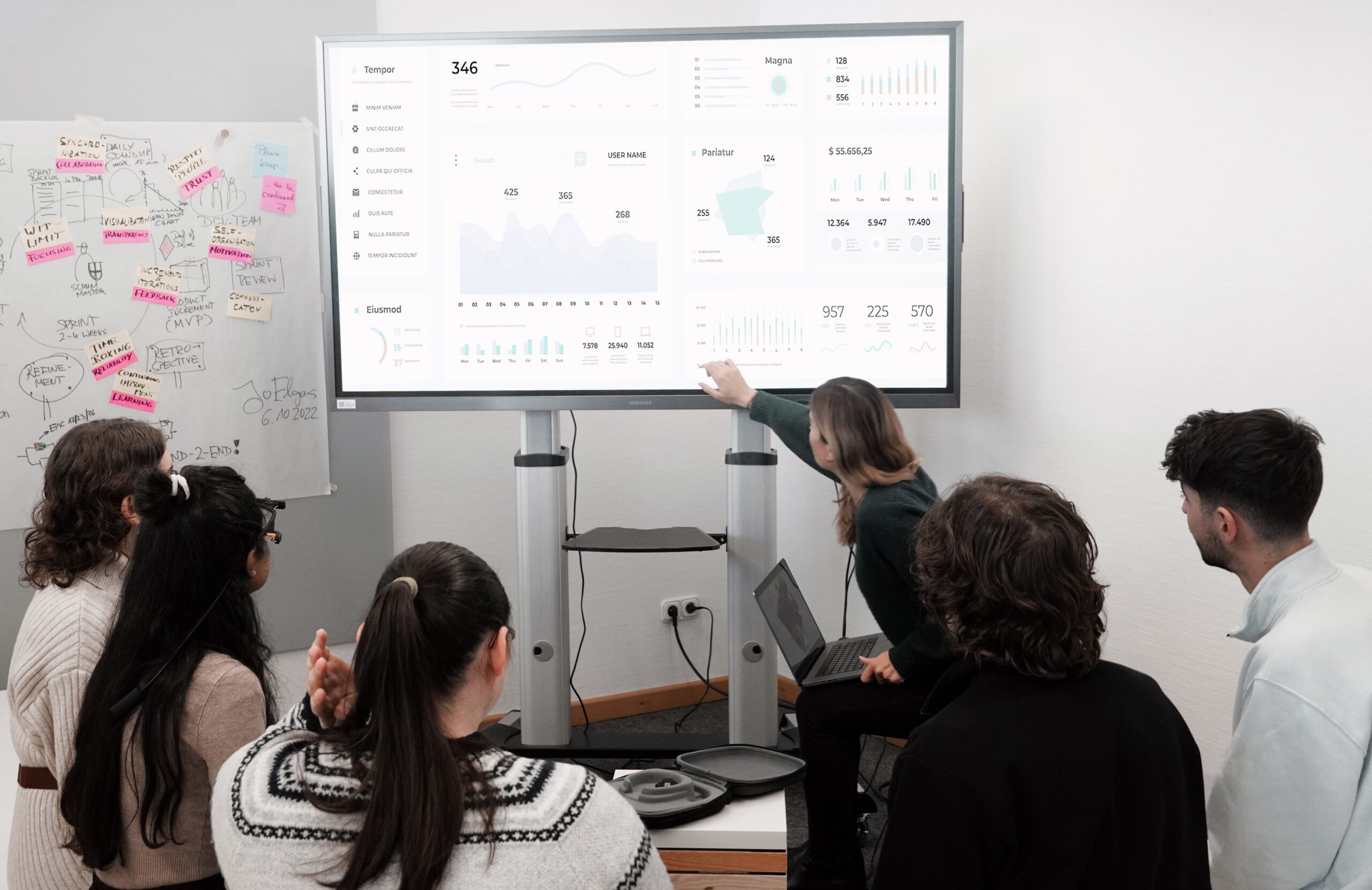 Equipe analisando relatórios e dashboards do PromoterK